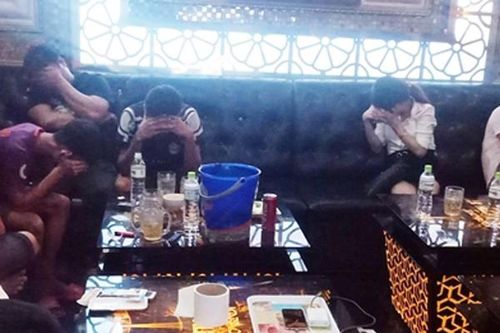 Nữ nhân viên quán hát tấn công người thi hành công vụ
