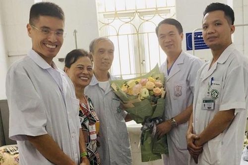 Lần đầu tiên ekip bác sĩ Việt thay van động mạch chủ qua ống thông bằng gây tê