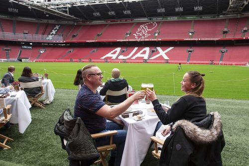 Ajax tổ chức cho CĐV đến sân ăn uống