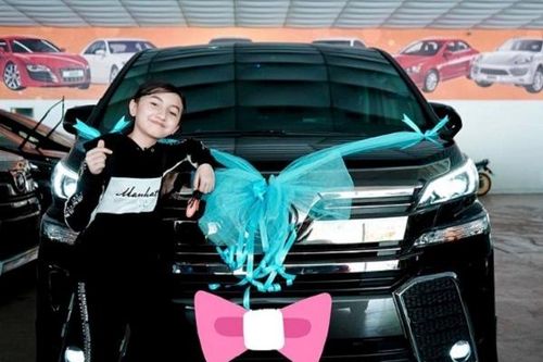 Youtuber 12 tuổi mua xe tiền tỷ, bố mẹ bị chỉ trích dữ dội