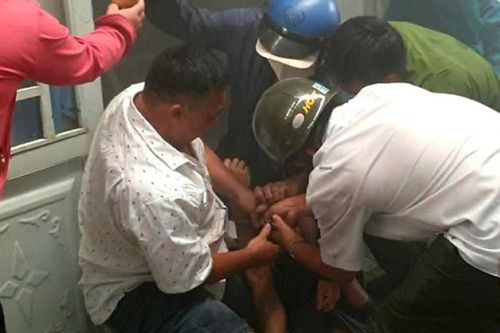 Giải cứu người đàn ông nghi tự thiêu trong phòng trọ