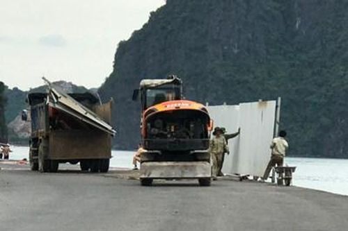 Xe lao xuống bãi tắm 3 người chết, TP Hạ Long mới quây tôn công trường