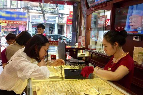 Giá vàng liên tục dậy sóng, lựa chọn nào cho nhà đầu tư?