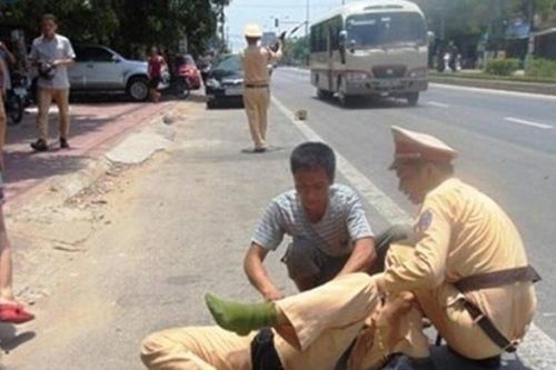 Tài xế xe máy tông trúng đại úy CSGT