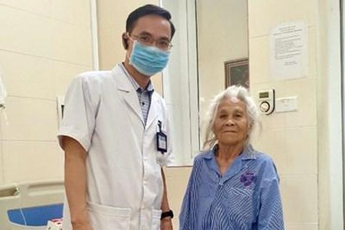 Người cao tuổi bị ung thư: Đừng vội từ bỏ điều trị