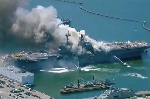 Hé lộ nguyên nhân tàu tấn công đổ bộ của Hải quân Mỹ cháy dữ dội ở cảng San Diego