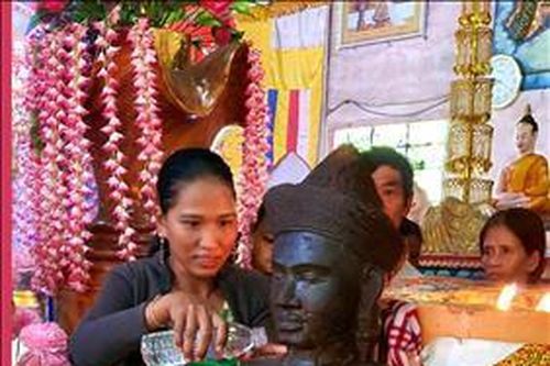 Nhiều người đến chiêm bái bức tượng bằng đá mới phát hiện