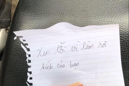 Thanh niên làm hỏng gương xe bỏ lại 50.000 đồng cùng giấy xin lỗi khiến dân cư mạng thích thú