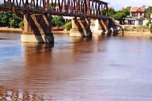 Nước sông La chuyển màu đỏ đục kéo dài, người dân bất an không có nước sinh hoạt