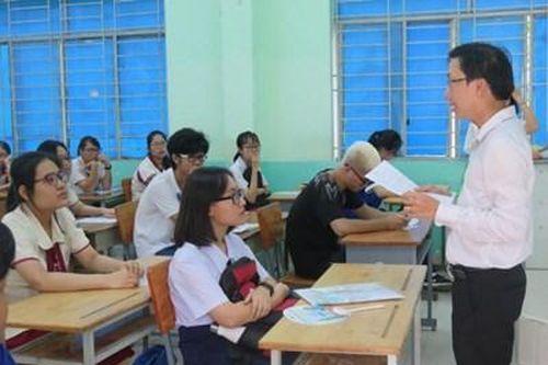 Thi tốt nghiệp THPT 2020: Thí sinh sử dụng điện thoại trong phòng chờ có vi phạm?