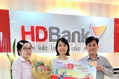 64 khách hàng HDBank may mắn nhận giải từ chương trình 'Tải App HDBank - Rinh Vespa sành điệu'