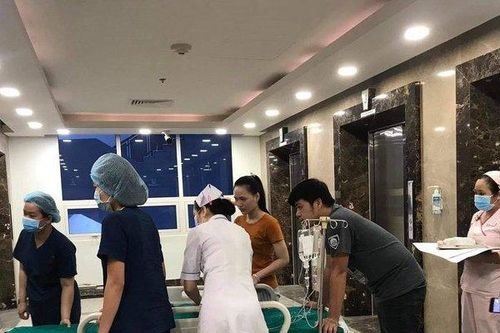 Ba mẹ nghẹn ngào xúc động trước giờ phút hai con gái vào phòng mổ