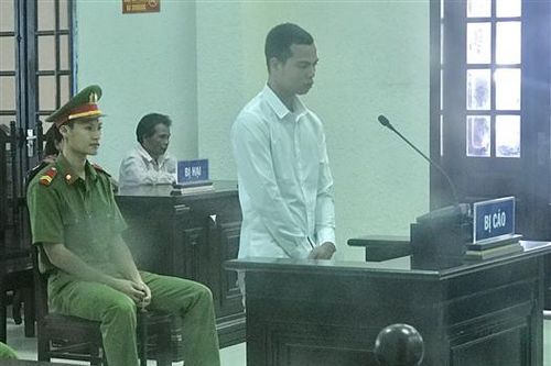 16 năm tù về tội 'Hiếp dâm người dưới 16 tuổi'