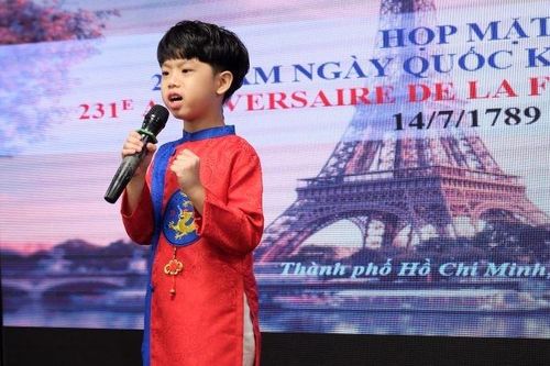 Cậu bé Sài Gòn làm 'dậy sóng' tại Lễ kỷ niệm 231 năm Ngày quốc khánh Pháp