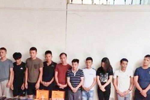 Bắt sới bạc nam nữ, thu giữ tiền cùng súng và đao kiếm