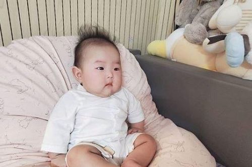 Thần tượng lấy chồng sớm nhất Hàn Quốc khoe con gái sinh đôi