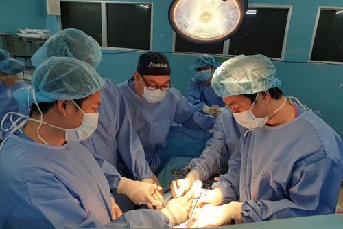 Phẫu thuật cấp cứu cho 3 bệnh nhân thủng động mạch chủ do lao
