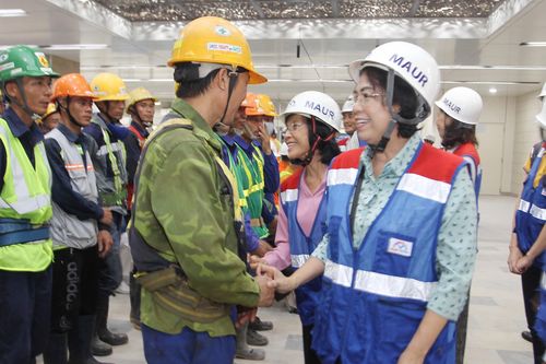 Thăm, tặng quà công nhân khó khăn đang thi công dự án metro số 1 tuyến Bến Thành - Suối Tiên