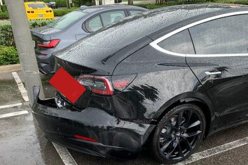 Tesla Model 3 đang chạy bỗng bung mất cản sau, nhân viên hãng nói do 'ý Chúa'