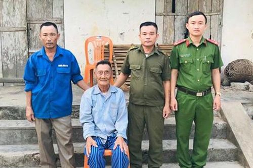 Cụ ông đãng trí đi lạc ở Nghệ An được công an đưa về nhà an toàn