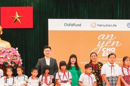 Hanwha Life Việt Nam trao tặng 1.000 phần quà cho trẻ bị ảnh hưởng bởi dịch Covid-19