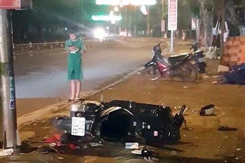 Mang Yang: Xe máy va chạm với ô tô, 1 người tử vong