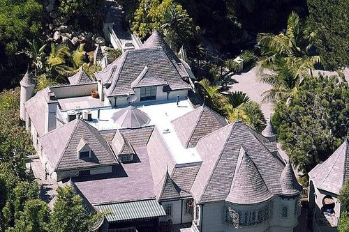Johnny Depp đã phung phí 650 triệu USD cho việc gì?