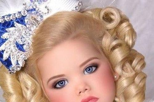 'Hoa hậu nhí' nước Mỹ phải tiêm botox từ khi 4 tuổi để xinh như búp bê