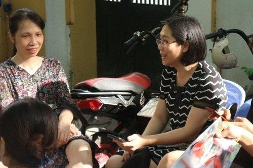 Hai ngày 'dãi nắng' của phụ huynh đồng hành cùng con vượt vũ môn