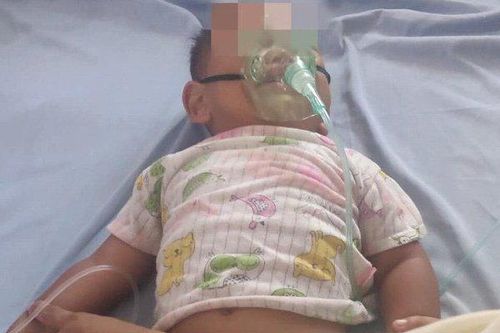 Bé 16 tháng tuổi nhập viện cấp cứu vì uống nhầm dầu hỏa trong chai nước giải khát