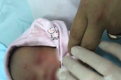 Phát hiện bé sơ sinh bị bỏ rơi ở cạnh chùa, kiến bám đầy người