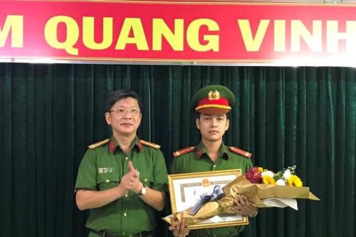 Lao vào biển lửa cùng đồng đội cứu 7 người trong đám cháy