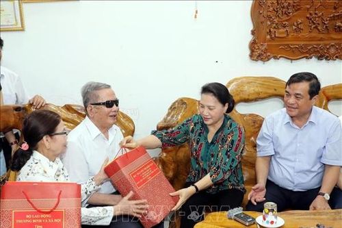Chủ tịch Quốc hội thăm, tặng quà gia đình chính sách tại Quảng Nam, Đà Nẵng
