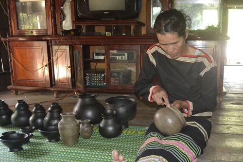 Độc đáo làng gốm cổ duy nhất của người M'nông trên Tây Nguyên