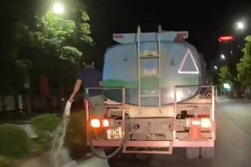 Dư luận bức xúc nhân viên công ty cây xanh lãng phí nước giữa trời hạn hán