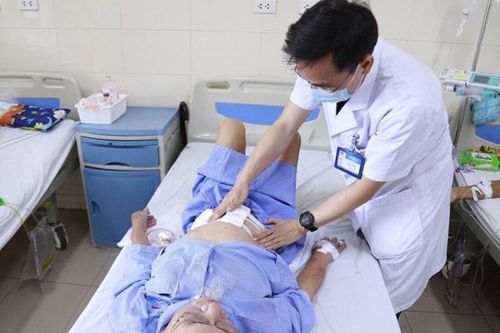 Người cao tuổi bị ung thư không được buông xuôi