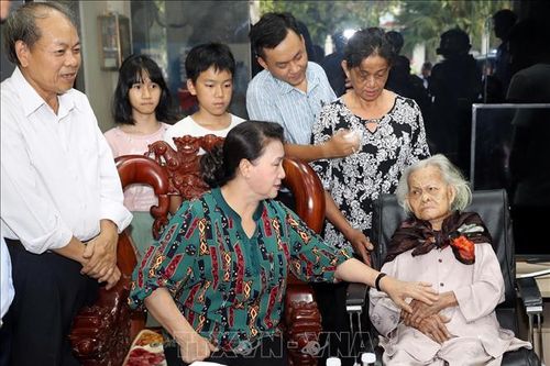 Chủ tịch Quốc hội thăm gia đình chính sách tại Quảng Nam và Đà Nẵng