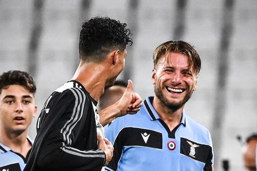 Đối thủ cười tươi khi được Ronaldo khen ngợi