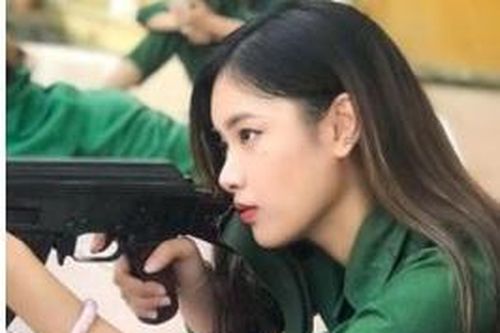 Trai xinh gái đẹp trường Kinh tế Quốc dân trong màu áo quân sự