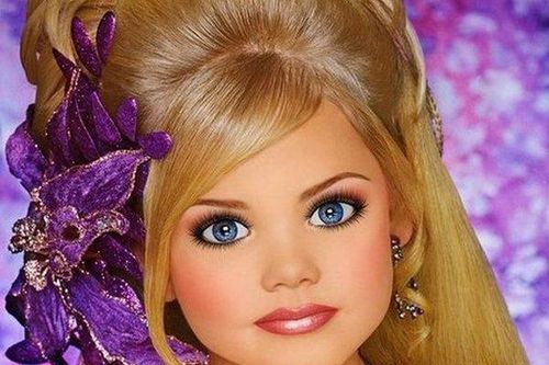 Hoa hậu nhí 'bị đánh cắp tuổi thơ', phải tiêm botox và ăn kiêng mỗi ngày giờ ra sao?