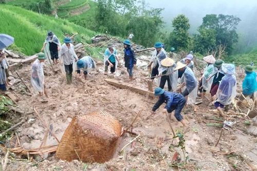 Các cấp Hội LHPN Hà Giang kịp thời hỗ trợ, thăm hỏi động viên gia đình thiệt hại do mưa lũ