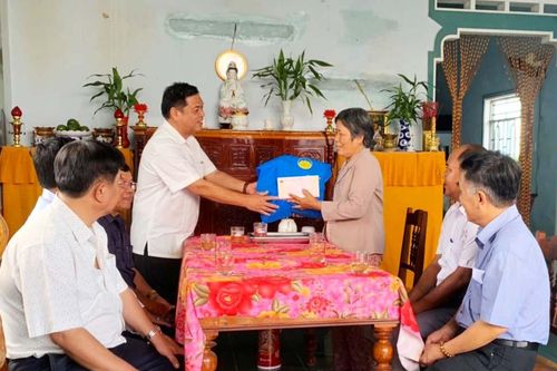 Phó Chủ tịch UBND tỉnh Kpă Thuyên thăm, tặng quà gia đình chính sách tại thị xã Ayun Pa