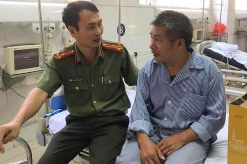 Thăm hỏi, tặng quà đồng đội Công an là thương binh