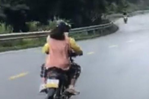 Đôi bạn trẻ chạy xe tốc độ cao, bấm còi inh ỏi trên đèo Tam Đảo