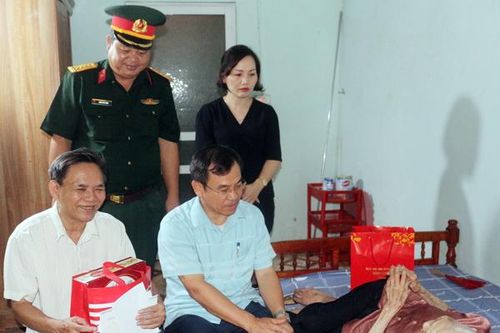 Các đồng chí lãnh đạo tỉnh thăm, tặng quà gia đình chính sách