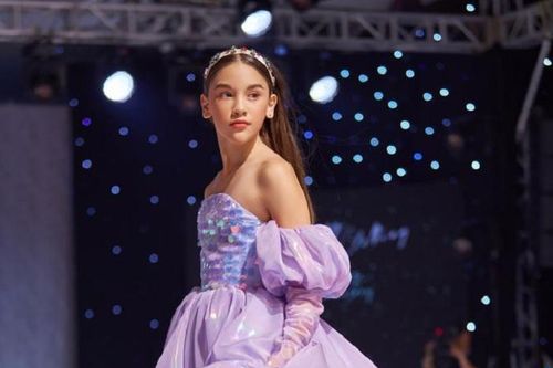 Mẫu nhí lai Tây 10 tuổi lộng lẫy trên sàn catwalk