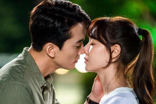 Seo Dan của 'Hạ cánh nơi anh' kể về nụ hôn với Song Seung Hun