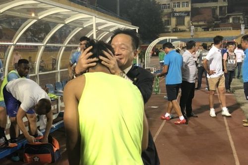 Bố của Chủ tịch Hà Nội FC thưởng nóng, vui chiến thắng cùng SHB Đà Nẵng