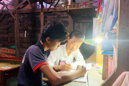 'Càng khó khăn thì càng phải cố gắng'