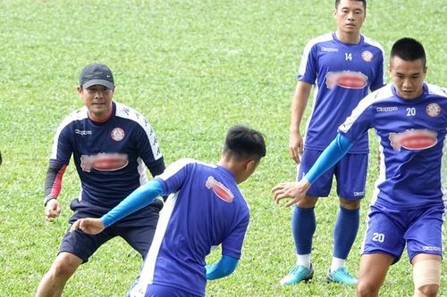HLV Hữu Thắng vui vẻ ra mắt Công Phượng và đồng đội